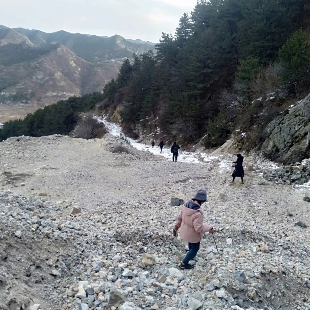 调查组完成东寺头摩崖造像测绘下山