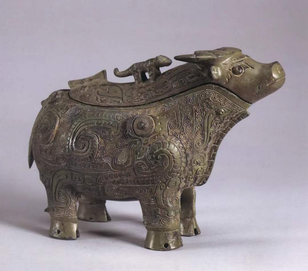 凤纹牺觥,商代晚期(公元前13世纪—前11世纪),高12.7厘米,长19.5厘米,重0.95千克,上海博物馆藏