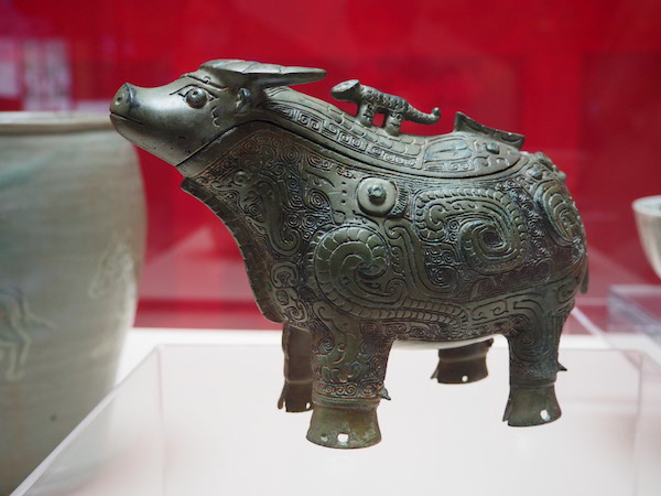上海博物馆大厅展出的牛生肖文物