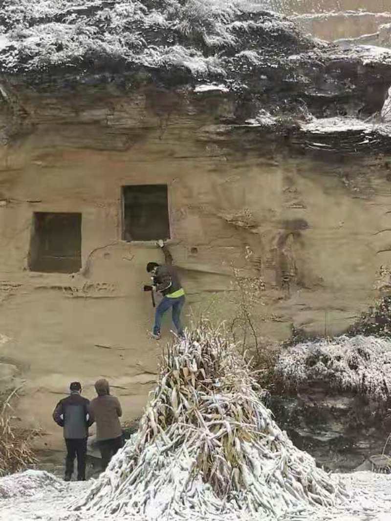 工作人员悬在半空拍照