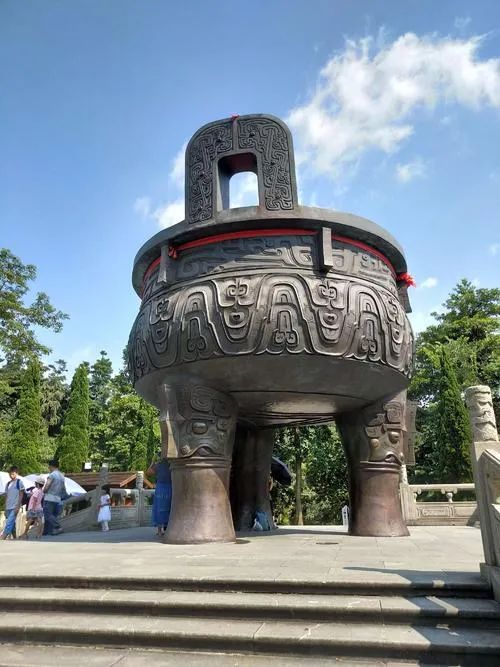 为广州肇庆鼎湖山复制铸造的九龙宝鼎