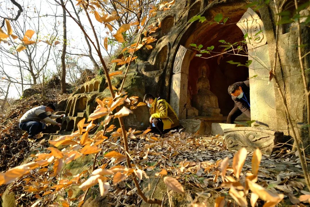 2020年冬至栖霞山石窟调查：窟庭洒扫落叶，佛前刷洗销尘