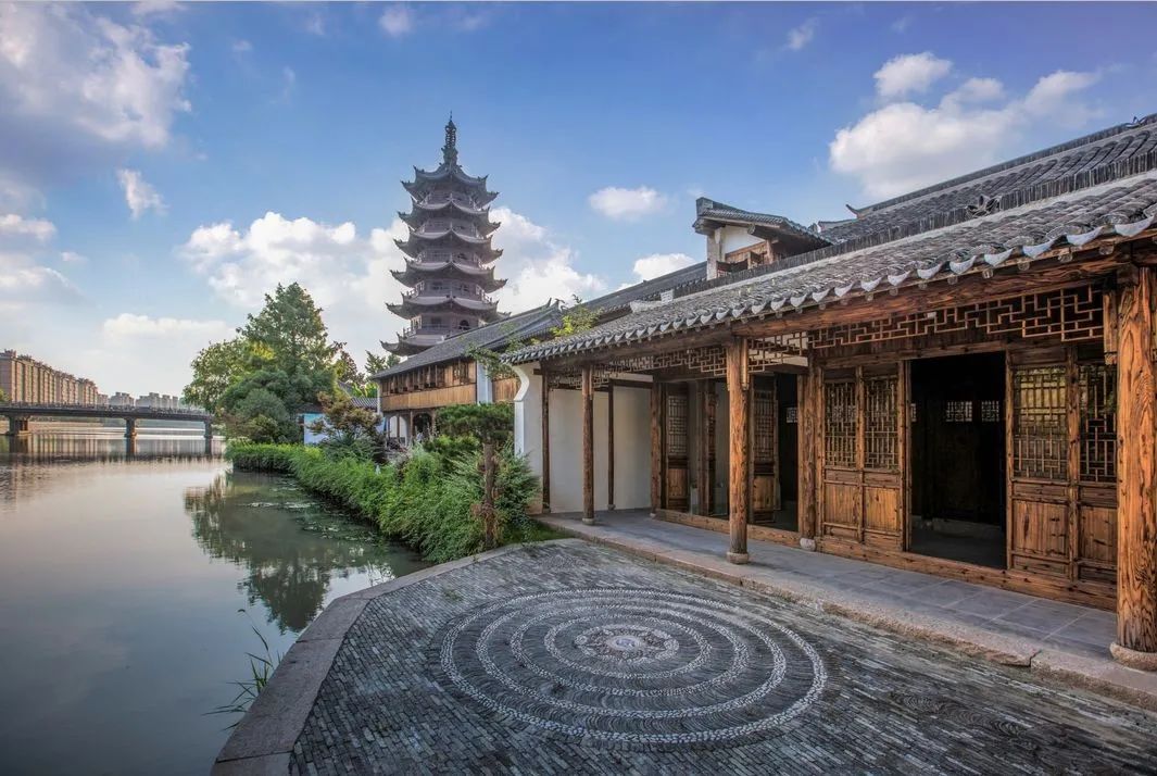  修缮后的泗泾三宅沿河风貌