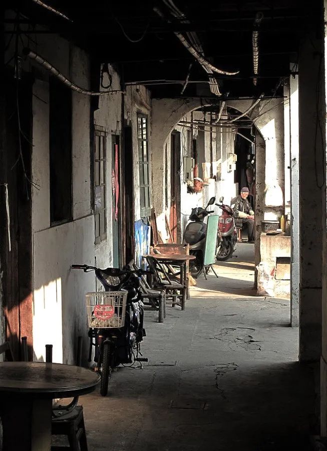 泗泾古镇商业凋敝，骑楼街长廊被加建建筑截断