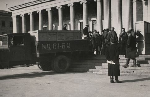 1955年10月,莫斯科普希金博物馆前装车回归德累斯顿的画作