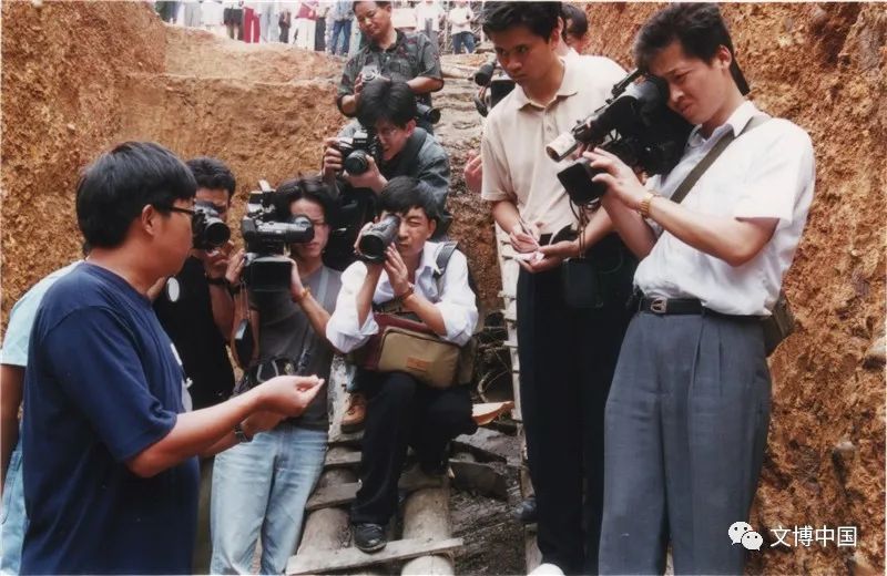 考古现场新闻单位在采访