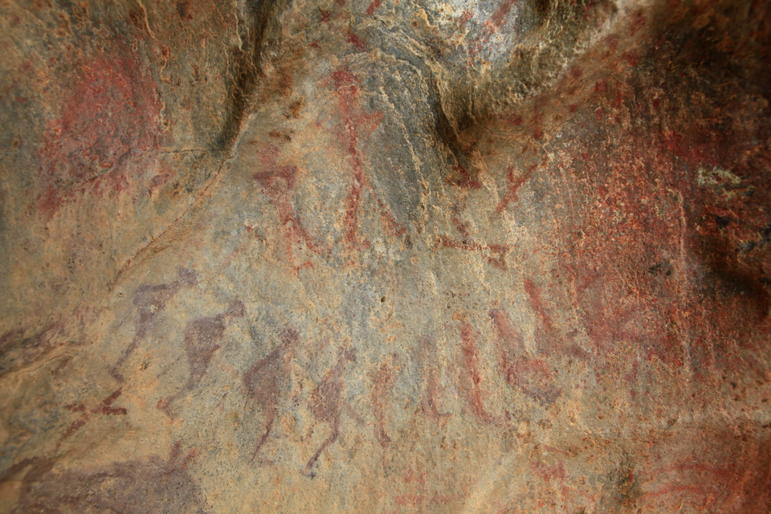 敦德布拉克洞穴彩绘岩画滑雪围猎场面