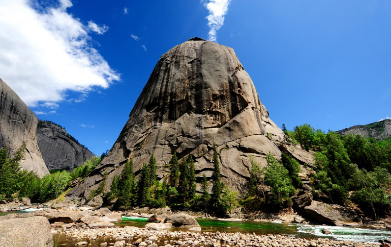 形如兜鍪的神钟山