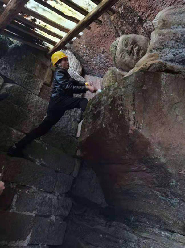 调查组测量邻水县睏佛岩卧佛