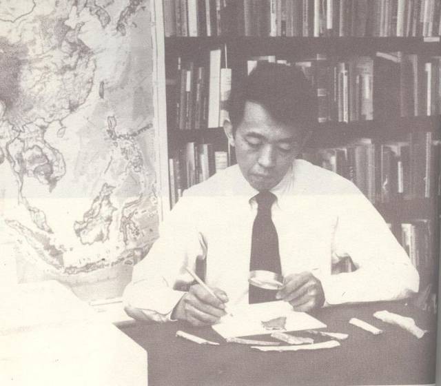 在哈佛大学皮博迪博物馆内研究甲骨文,1980年(图片为编者所加)