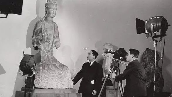 翁万戈与摄影师斯坦纳在博物馆（约1950年）