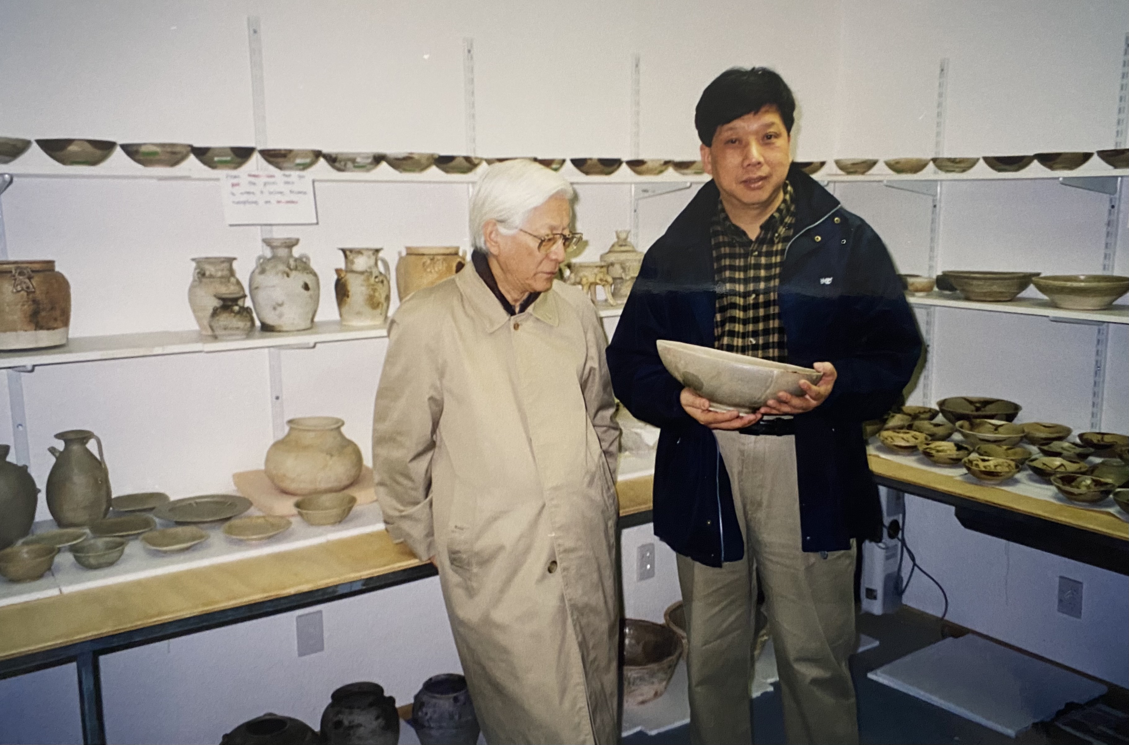 2002年4月陈克伦与汪庆正先生(左)一起在新西兰考察黑石号沉船文物