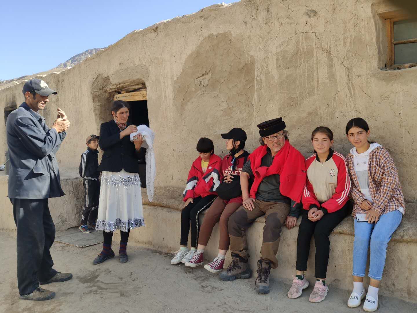 刘湘晨在帕米尔高原与塔吉克族乡亲们在一起