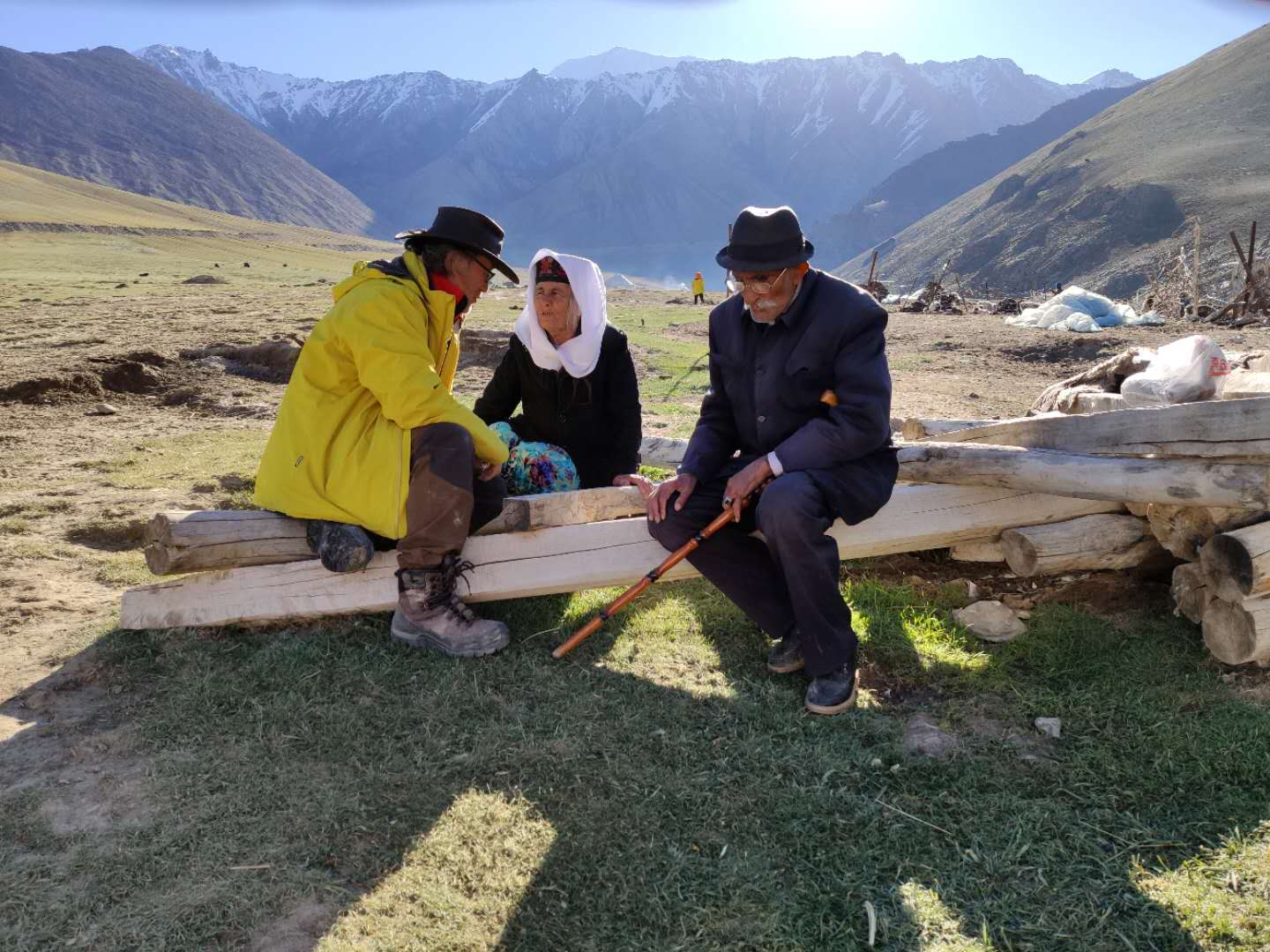 2019年，刘湘晨重返热斯喀木村，拜访吾守尔·尼牙孜的家人。