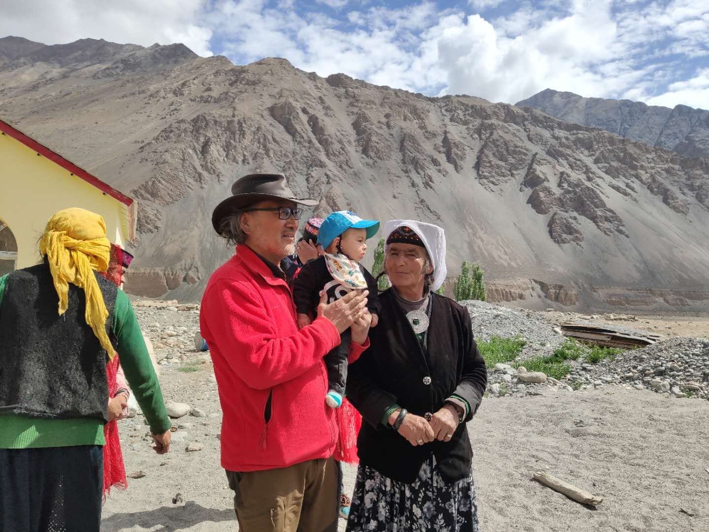 2019年，刘湘晨重返热斯喀木村，拜访吾守尔·尼牙孜的家人。