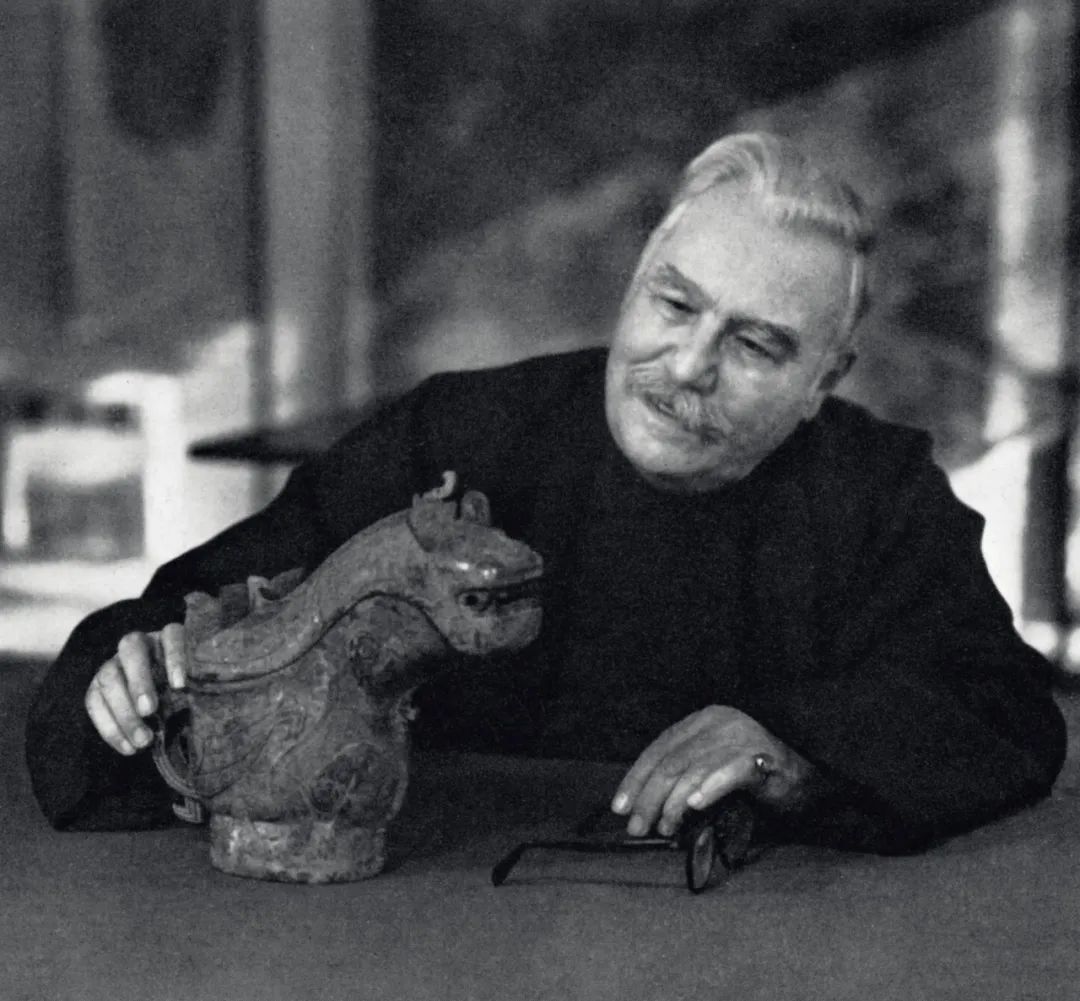 S.N. Ferris Luboshez 海军上校与此次拍卖之青铜觥,摄于1972前后
