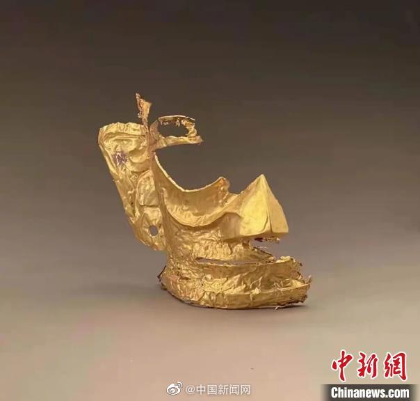 一件宽约23厘米,高约28厘米的半张黄金面具打了一个很大的“耳洞” 本文图片均来自微博@中国新闻网