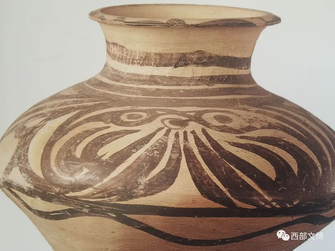 图1 石岭下类型变体鸟纹彩陶瓶(通渭县博物馆藏)马家窑文化石岭下