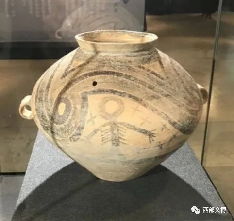 半山类型人形纹彩陶罐(甘肃马家窑彩陶文化博物馆藏)半山类型神人纹彩