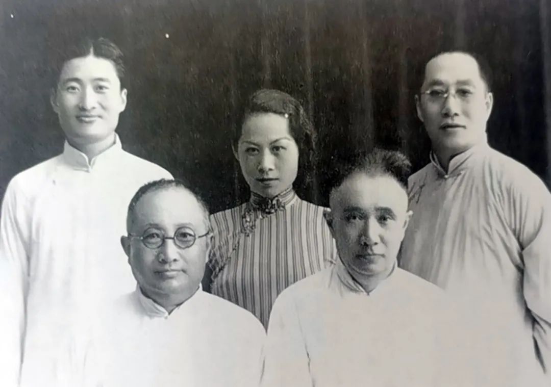 图 | 徐森玉(前排左一)与大哥、三弟及儿女合影