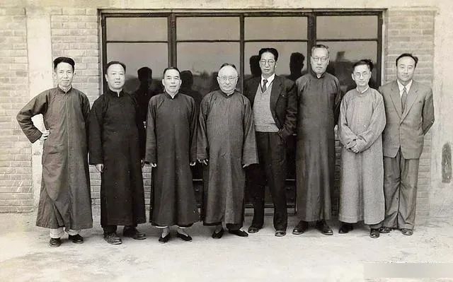 图 | 抗战胜利后郑振铎(右四)与徐森玉(左四)等在南京的合影