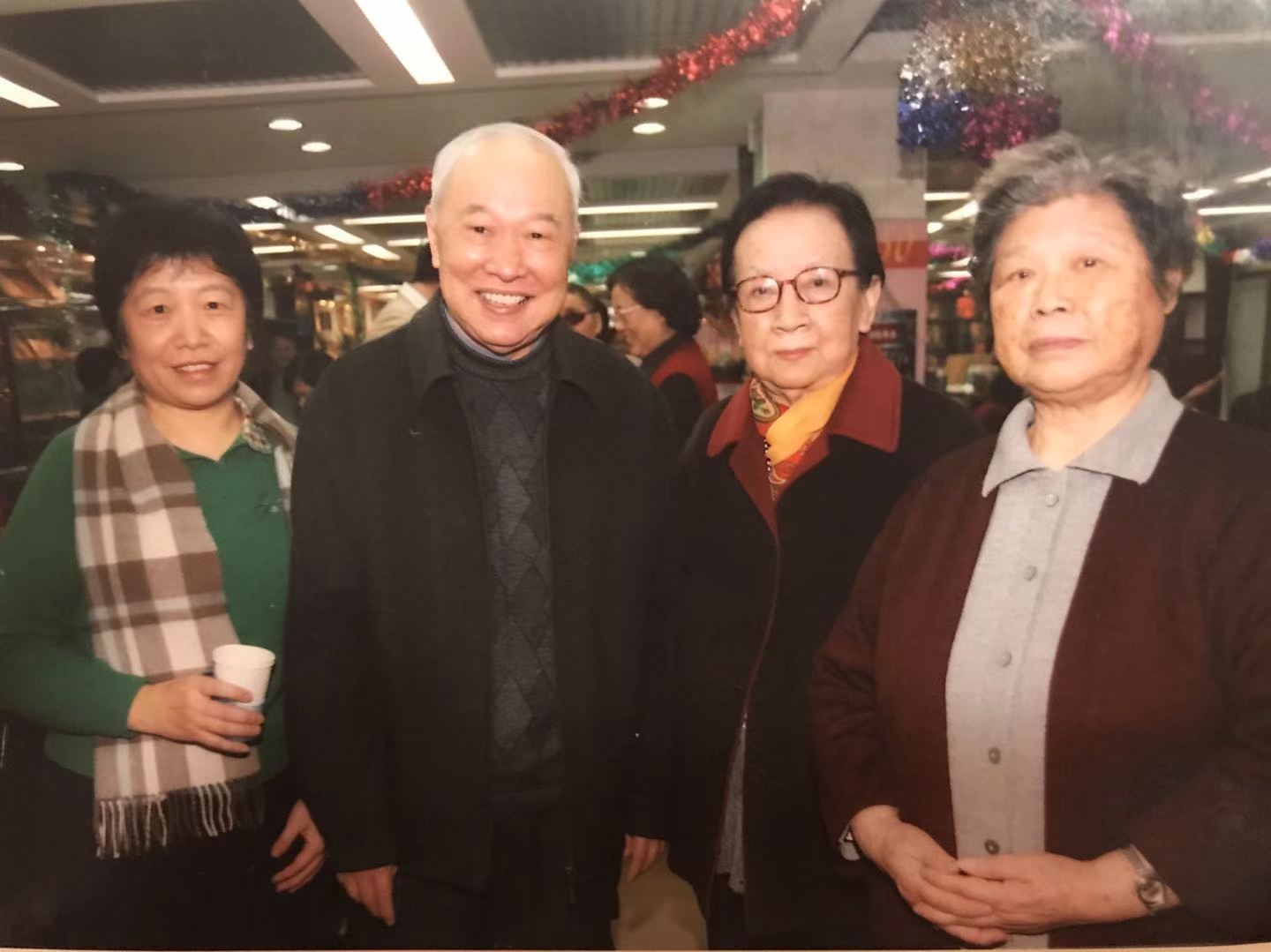 文物出版社老同志（当年在故宫城隍庙临时办公）合影（自左至右：李力、金冲及、杨瑾、廖英）