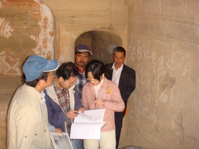 2009年5月10日，考察队一行于克孜尔尕哈第25窟勘认题记