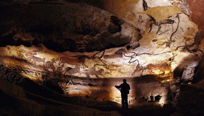 拉斯科洞窟(Grotte de Lascau)壁画,位于法国多尔多涅省蒙特涅克村的韦泽尔峡谷,是著名的石器时代洞穴壁画。 维基百科 图