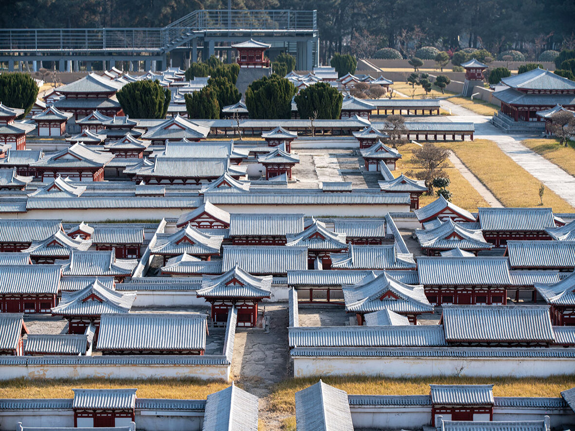 大明宫微缩景观位于大明宫遗址博物馆东侧,是以1:15的比例真实地还原了全盛时期的整个唐大明宫宫殿群。 大明宫遗址博物馆官网 图