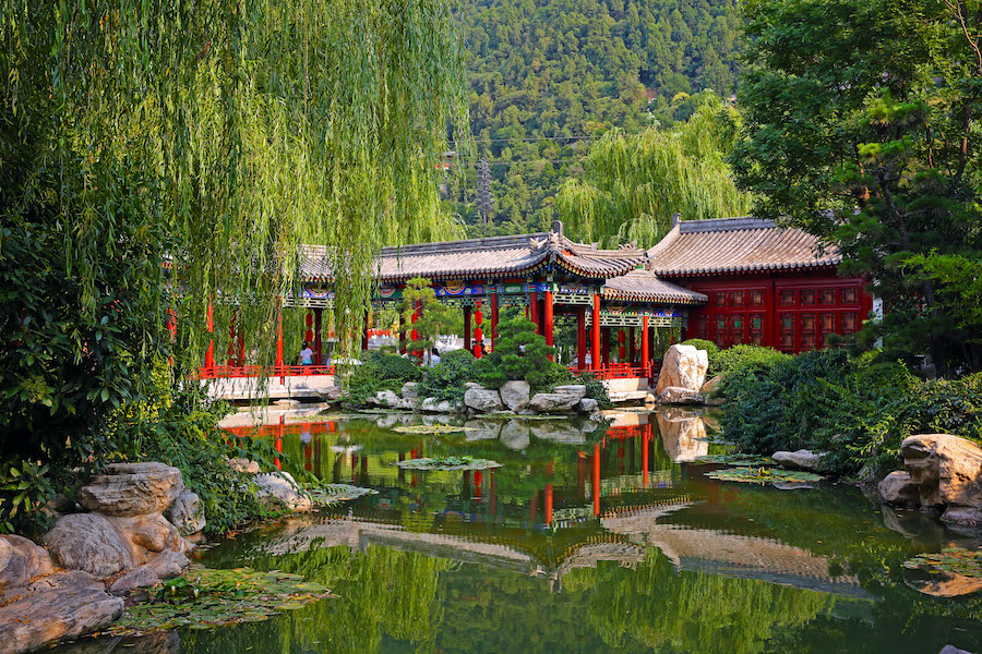 据说,唐玄宗每年都携杨贵妃到此过冬沐浴,在此赏景。 视觉中国 图