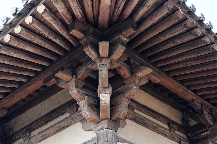 南禅寺距今已1200多年了,是我国现存最古老的唐代木构建筑,也是亚洲最古老的木结构建筑。 视觉中国 图