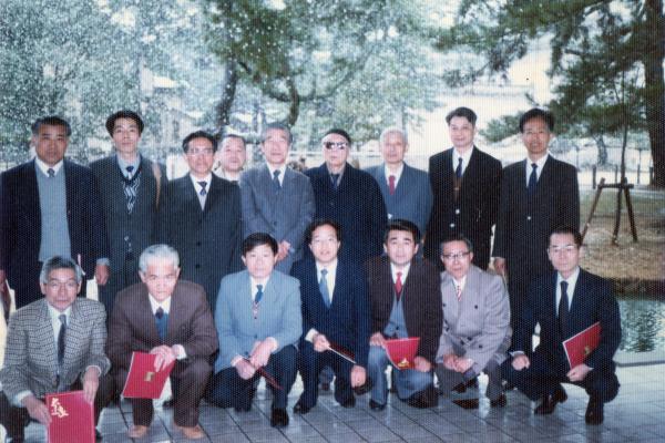 中日书法艺术家日本合影,后排左3上海博物馆馆长马承源,右4著名书画家谢稚柳,前排左2上海博物馆夏玉琛,右2上海博物馆单国霖