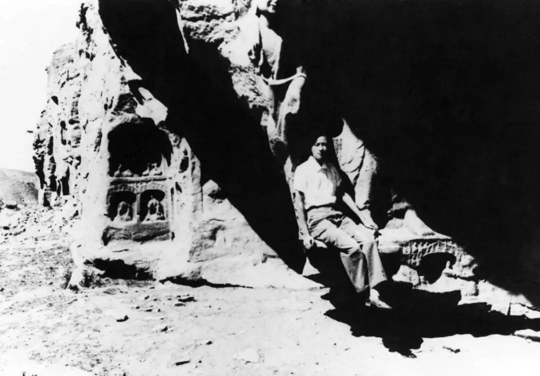 1933年林徽因在云冈石窟西部洞窟