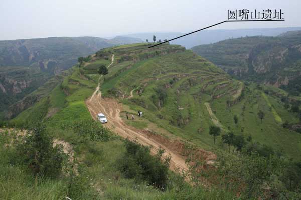 0942T00006-00017圆嘴山遗址全景照.jpg
