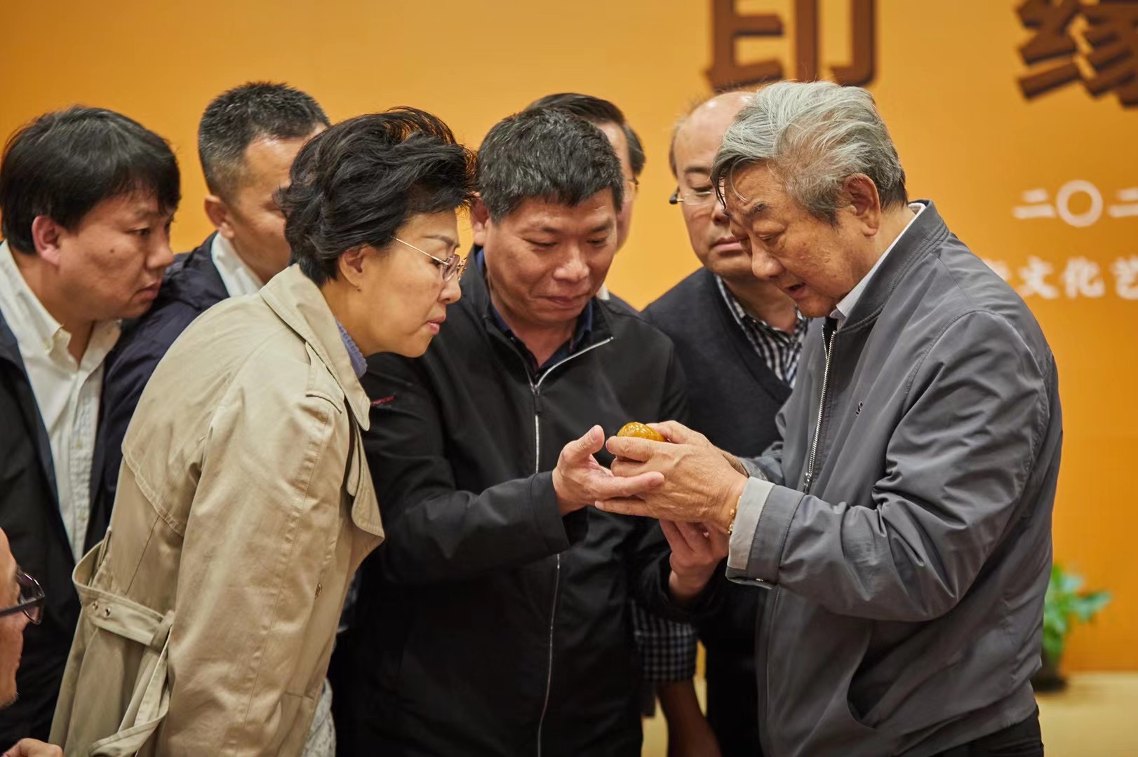 “中国印文化大展——印苑雅集”现场,韩天衡(右一)与印学学者