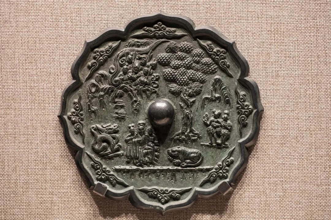 展出铜镜