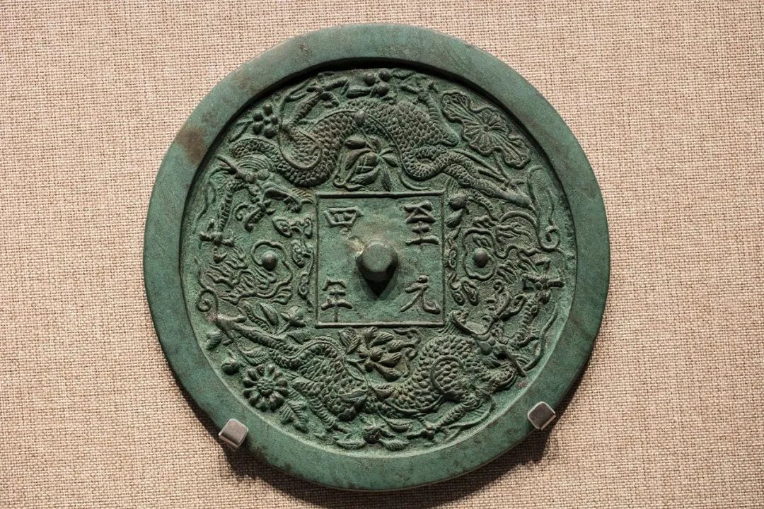 展出铜镜