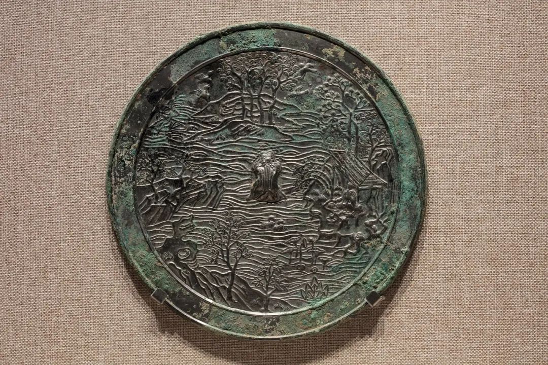 展出铜镜