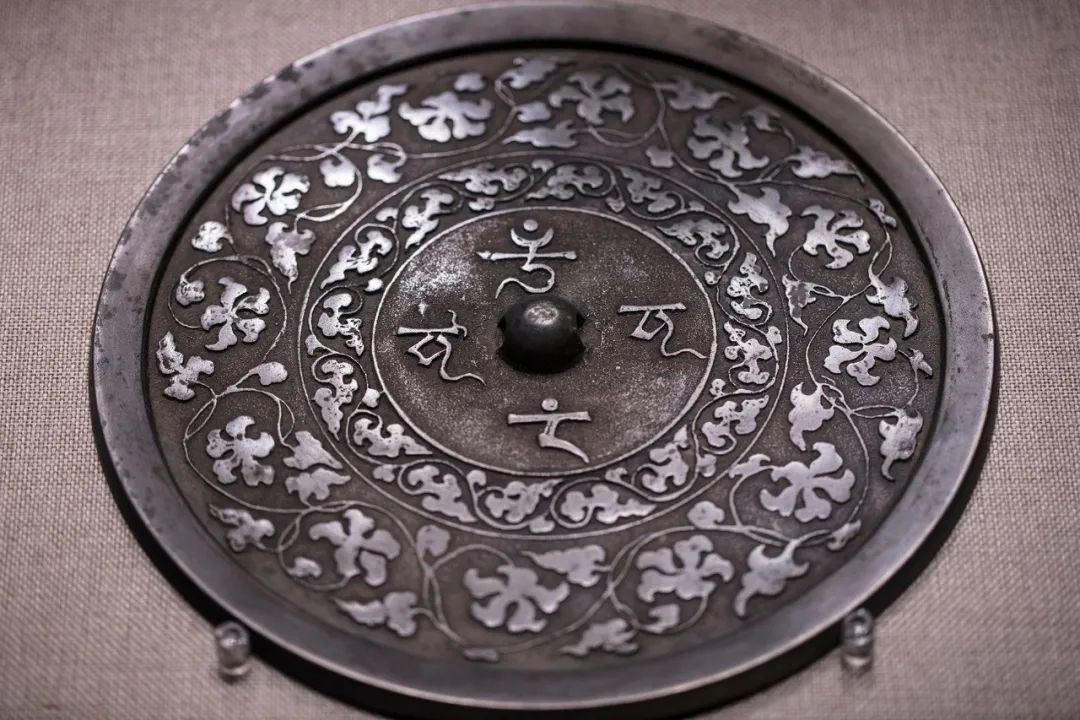 展出铜镜局部