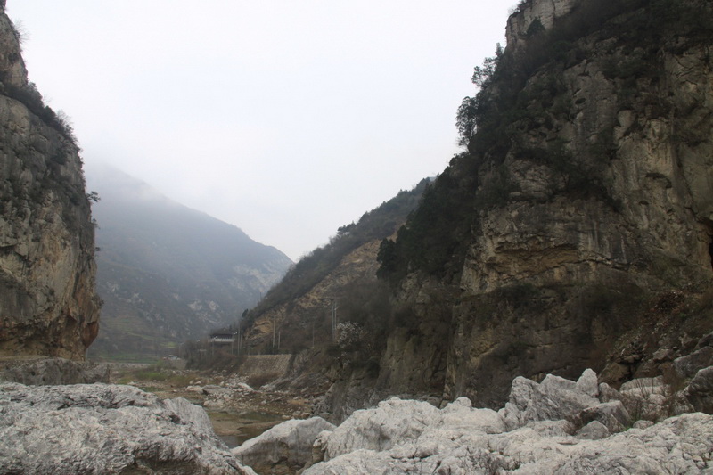 飞龙峡栈道遗址全景.jpg