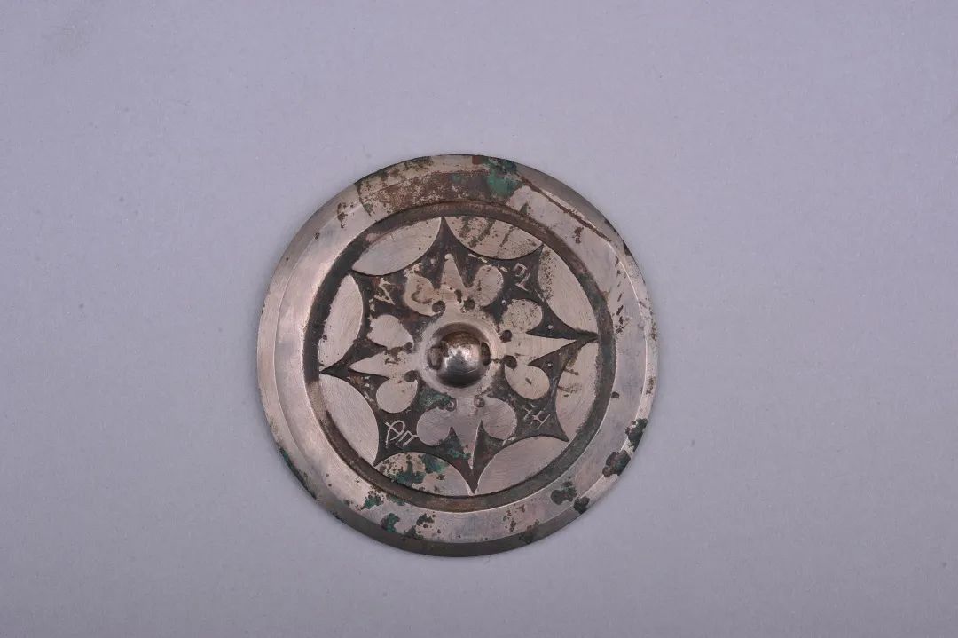 连弧纹铜镜 东汉(25~220年) 直径9.5厘米 厚0.2厘米 西宁市大通县上孙家寨汉晋墓出土 青海省文物考古研究所藏