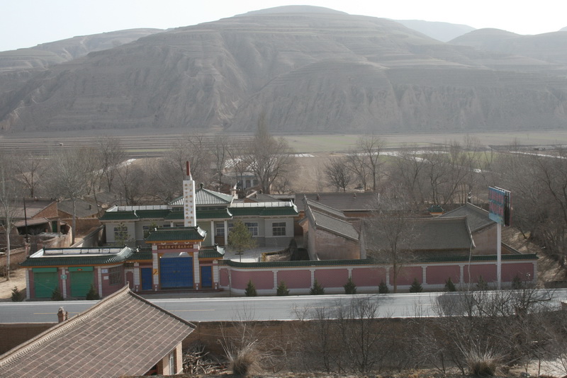 1055T000011-00031河连湾陕甘宁省苏维埃政府旧址全景.jpg