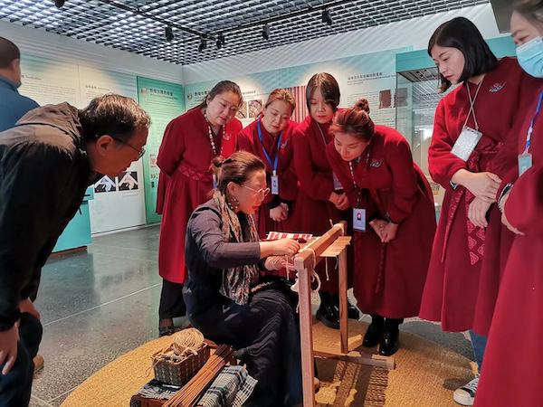 来自中国丝绸博物馆的专业人员为观众们演示了敦煌经帙的绞编工艺。
