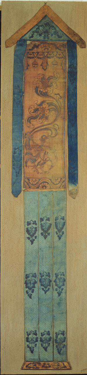 银泥迦陵频迦纹绢幡  晚唐-五代(9-10世纪)（非本展展品。资料图片 来源：《敦煌丝绸艺术全集（法藏卷）》）