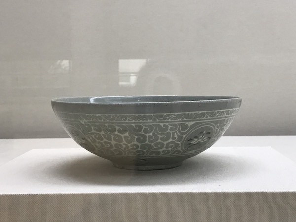图23 青瓷镶嵌荔枝纹碗 高丽时代 13世纪 韩国全罗南道康津青瓷博物馆藏