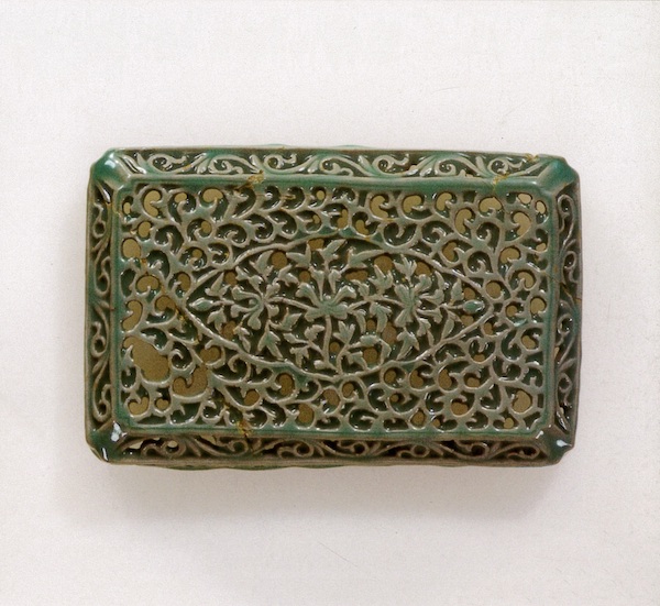 图21a  青瓷镶嵌透雕唐草纹盒（盒面）12世纪 日本东京国立博物馆藏