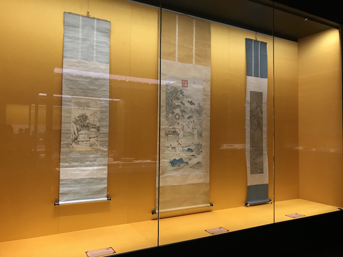 展厅现场,(中)《弘历观画图轴》,两侧分别为文徵明《雪景山水轴》与乾隆仿文徵明作品