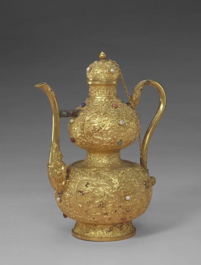 金錾花云龙纹葫芦式执壶，故宫博物院藏