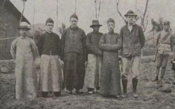 图6 葛维汉教授（右一）与林名均先生（左一）及部分协助发掘的当地乡绅