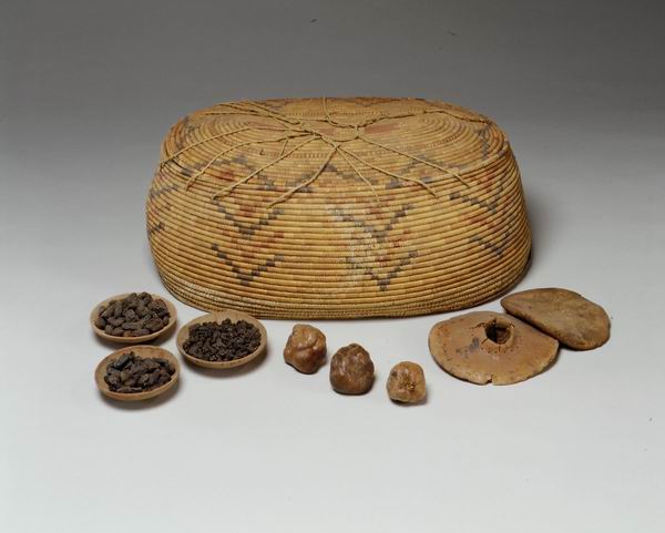哈特奈弗尔和拉莫斯墓中的“点心匣子”及其中的两块面包、两碗椰枣、一碗葡萄和三块“面包布丁”（Tomb of Hatnefer and Ramose， Thebes, Sheikh Abd el-Qurn），第18王朝早期（约公元前1492–1473年），大都会艺术博物馆（Metropolitan Museum of Art 36.3.57a, b）